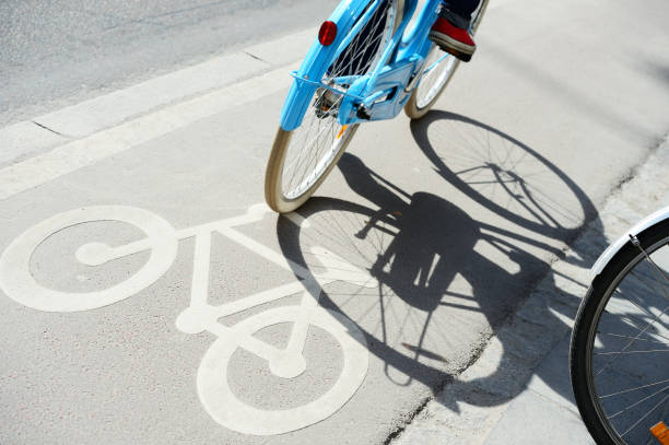 bicicleta em bike lane - bicycle sign symbol bicycle lane - fotografias e filmes do acervo