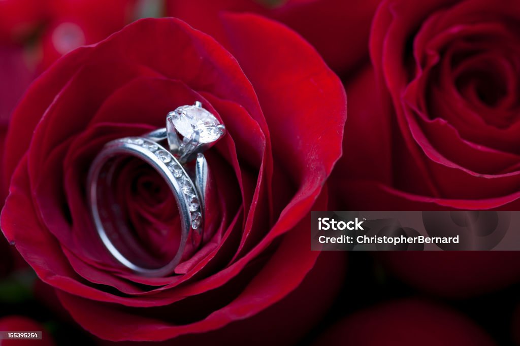 Bague de fiançailles en rouge rose - Photo de Mariage libre de droits