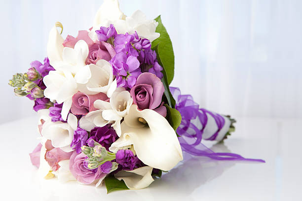 púrpura y blanco ramo para novias - alcatraz flor fotografías e imágenes de stock