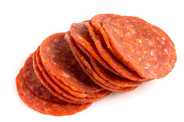 rodajas de pepperoni - salami fotografías e imágenes de stock
