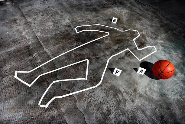 cena do crime-morte de um jogador de basquete - crime scene chalk outline crime murder imagens e fotografias de stock