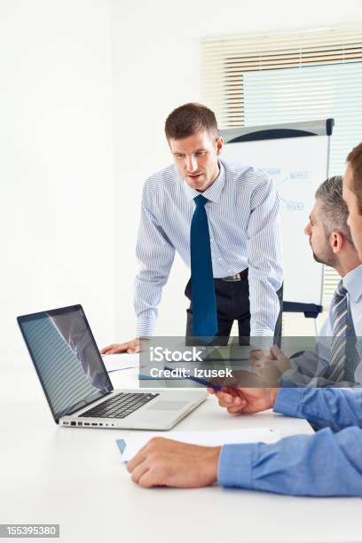 Photo libre de droit de Brainstorming banque d'images et plus d'images libres de droit de Ordinateur - Ordinateur, Salle de réunion, Adulte