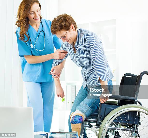 Behinderte Frau In Arztbüro Stockfoto und mehr Bilder von Aufwachen - Aufwachen, Mithilfe, Gesundheitswesen und Medizin