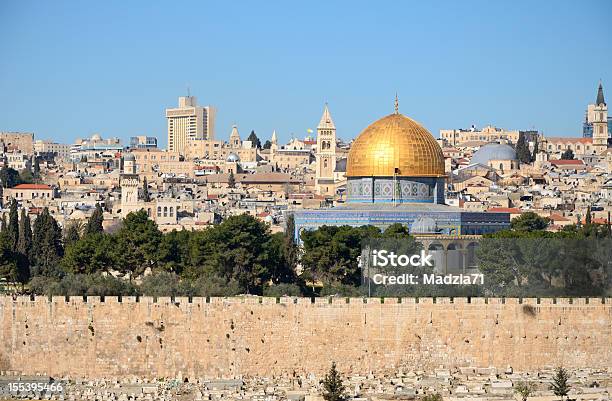 Vista De Los Edificios De La Ciudad De Jerusalén En El Monte De Los Olivos Foto de stock y más banco de imágenes de Jerusalén