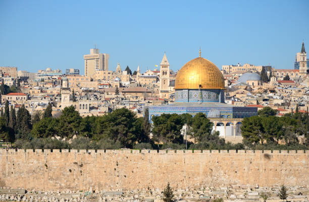 vue de la ville de jérusalem du mont des oliviers - dome of the rock photos et images de collection