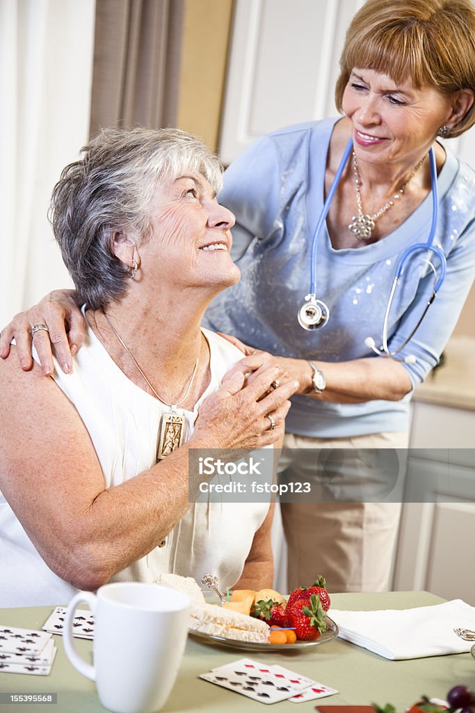 Infirmière maison de passer du temps avec senior Dame Cartes à jouer - Photo de 60-64 ans libre de droits