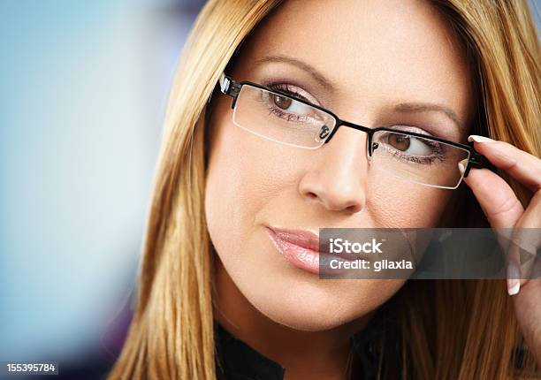 Atraente Mulher Com Óculos - Fotografias de stock e mais imagens de Adulto - Adulto, Beleza, Cabelo Liso
