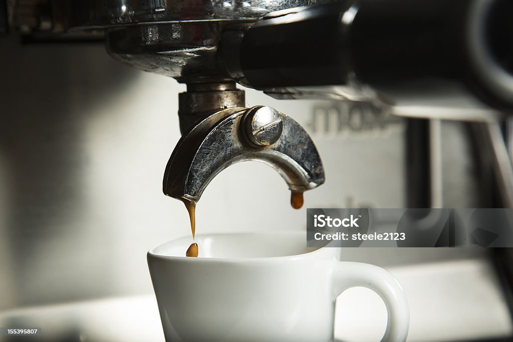 Espresso escorrendo em uma xícara de Demi-glace - Foto de stock de Bebida quente royalty-free