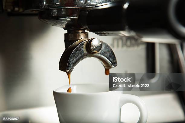 Foto de Espresso Escorrendo Em Uma Xícara De Demiglace e mais fotos de stock de Bebida quente - Bebida quente, Cafeteria, Café - Bebida