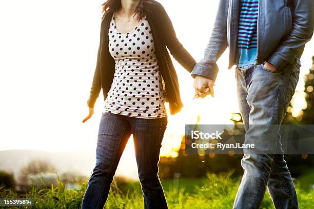 커플입니다 걷기 도시 공원 2명에 대한 스톡 사진 및 기타 이미지 - 2명, 걷기, 고요한 장면