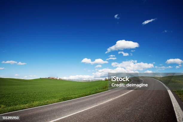 Strada Attraverso I Campi E Scene - Fotografie stock e altre immagini di Ambientazione esterna - Ambientazione esterna, Asfalto, Blu