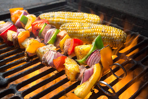 carne bovina, frango e kebabs de camarão - grilled chicken chicken barbecue fire - fotografias e filmes do acervo