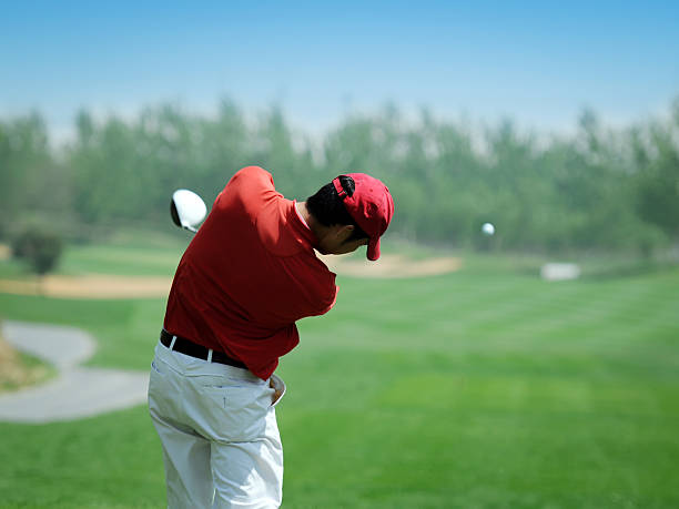 golf joueur puissant tee off-xl - golf playing teeing off men photos et images de collection