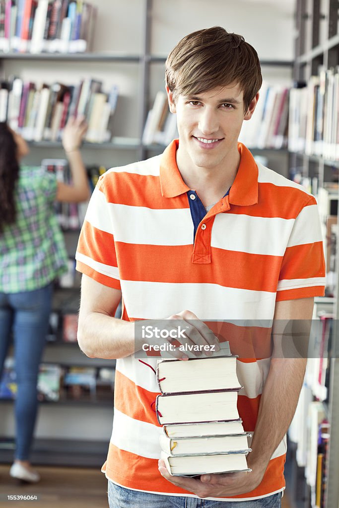 Jovem na biblioteca - Royalty-free 20-24 Anos Foto de stock