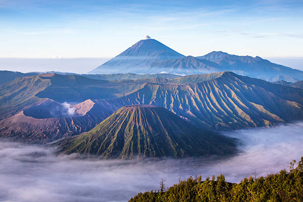 blick auf die caldera der bromo-vulkan-java, indonesien - bromo crater stock-fotos und bilder