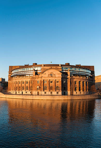 riksdagshuset parlement coucher de soleil à stockholm, suède - stadsholmen photos et images de collection