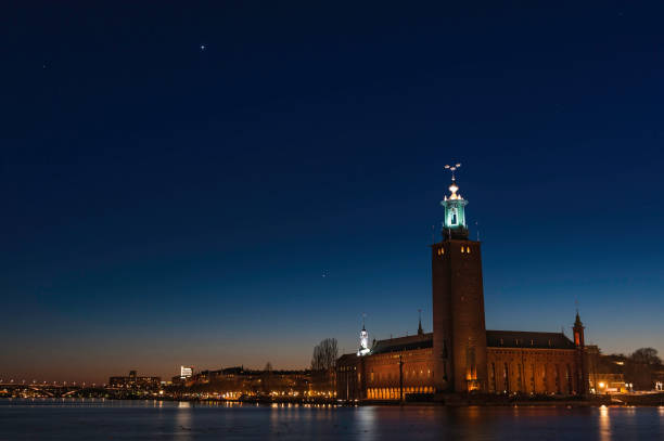 ストックホルムの星に輝く stadshuset 市庁舎の夜 - kungsholmen ストックフォトと画像