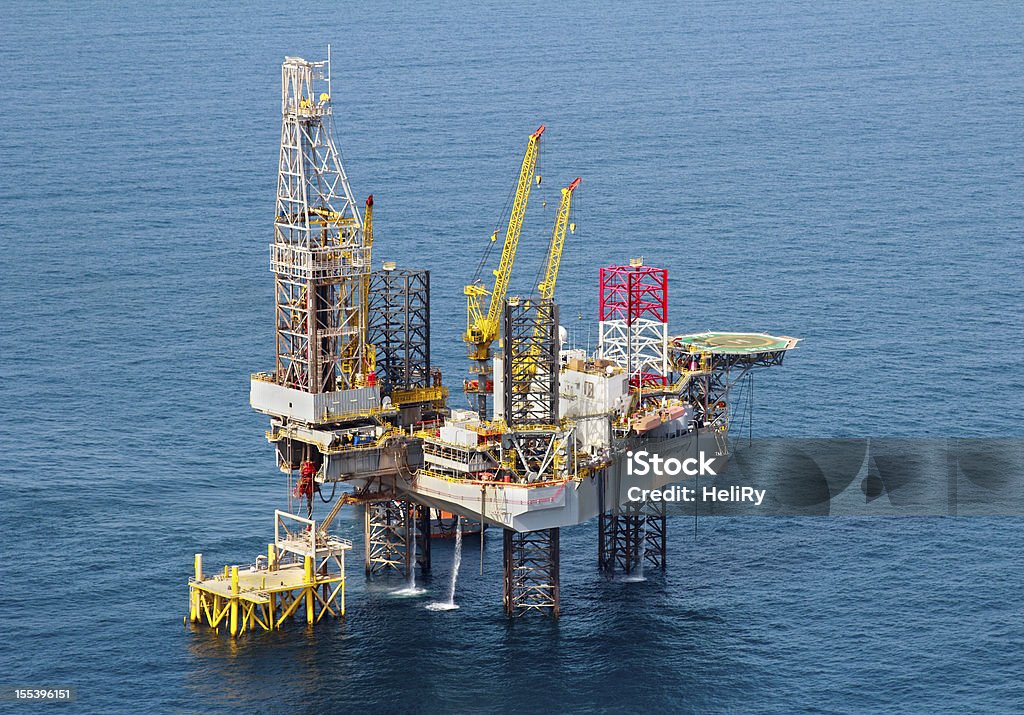 Impianto di perforazione petrolifera - Foto stock royalty-free di Piattaforma petrolifera
