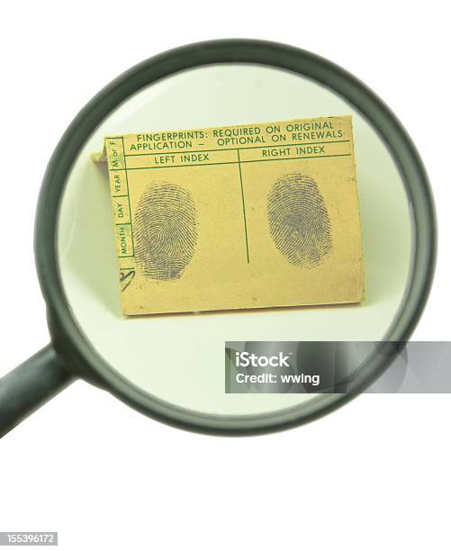 Impronte Digitali E Lente Dingrandimento - Fotografie stock e altre immagini di Carta d'identità - Carta d'identità, Close-up, Composizione verticale