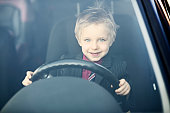 kleine-business-mann-mit-dem-auto-zur-arbeit.jpg?b=1&s=170x170&k=20&c=NzpkNEY-vneMXdMyQ26i5ldx8DvDlqlAmpI5x-midWk=