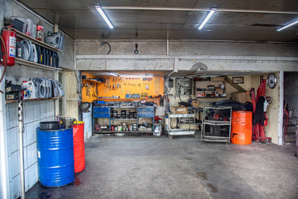 istock Car mechanic's workshop and colored barrels 1553964055