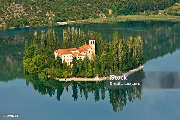 Isola E Monastero Visovac - Fotografie stock e altre immagini di Abbazia - Abbazia, Acqua, Albero