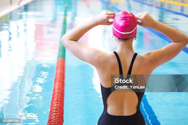 Donna Su Avvio Di Nuoto - Fotografie stock e altre immagini di Nuoto - Nuoto, Piscina, Vista posteriore