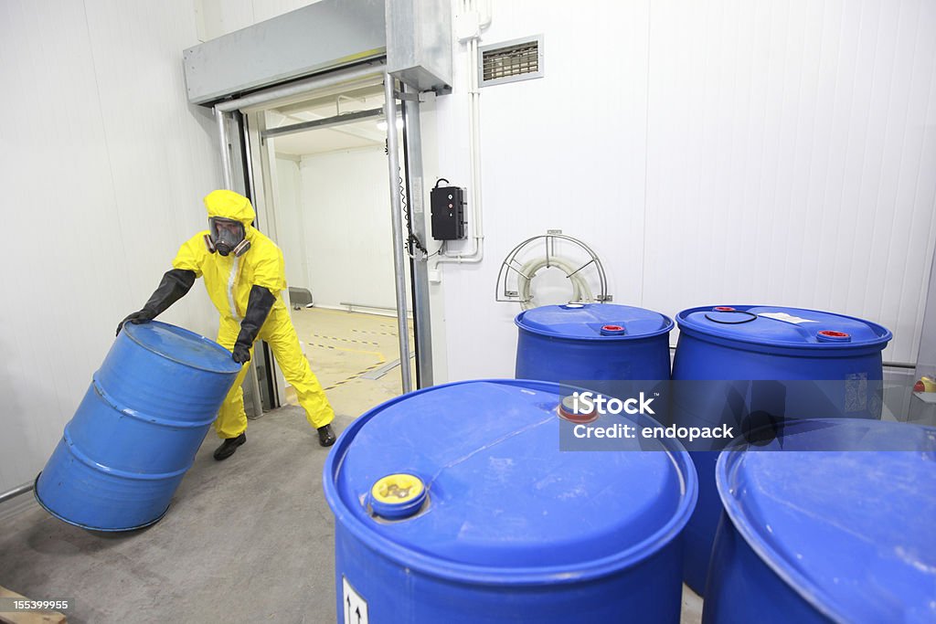Trabajador de una sustancia tóxica cilindro con - Foto de stock de Residuo tóxico libre de derechos