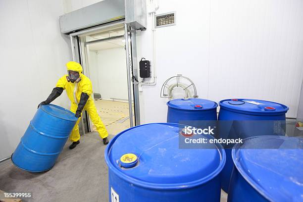 Trabajador De Una Sustancia Tóxica Cilindro Con Foto de stock y más banco de imágenes de Residuo tóxico - Residuo tóxico, Organización, Sustancia química