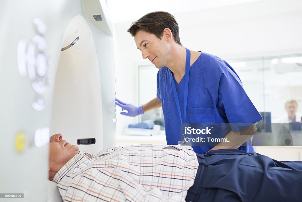 Patient und Arzt mit CAT-Scan - Lizenzfrei Radiologe Stock-Foto