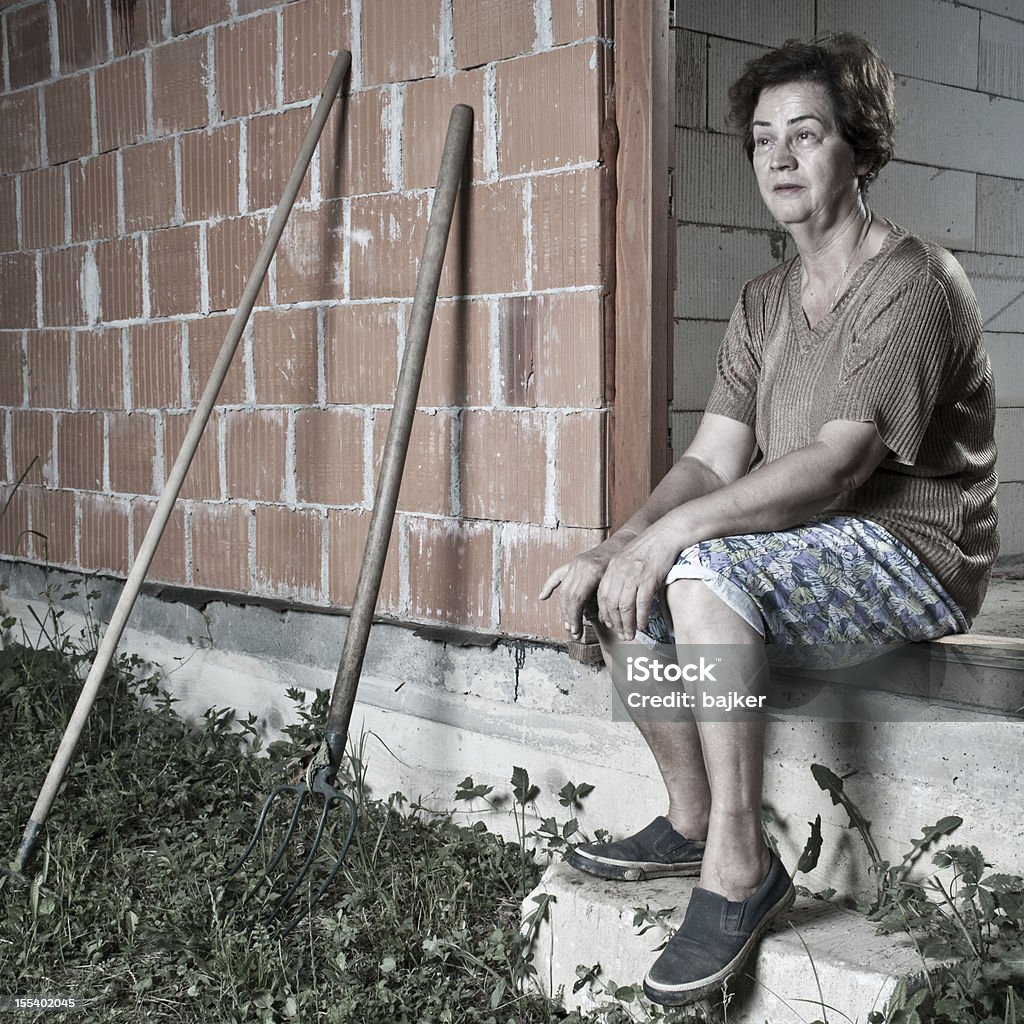 Senior Frau sitzt auf dem Zimmer - Lizenzfrei Bauernberuf Stock-Foto