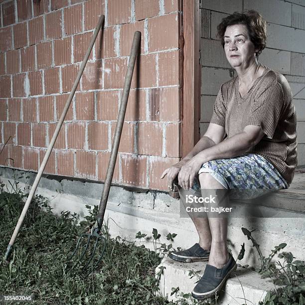Senior Frau Sitzt Auf Dem Zimmer Stockfoto und mehr Bilder von Bauernberuf - Bauernberuf, 65-69 Jahre, Abgeschiedenheit