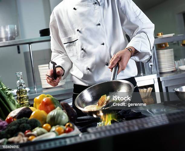 Chefkoch Stockfoto und mehr Bilder von Kochberuf - Kochberuf, Garkochen, Restaurant