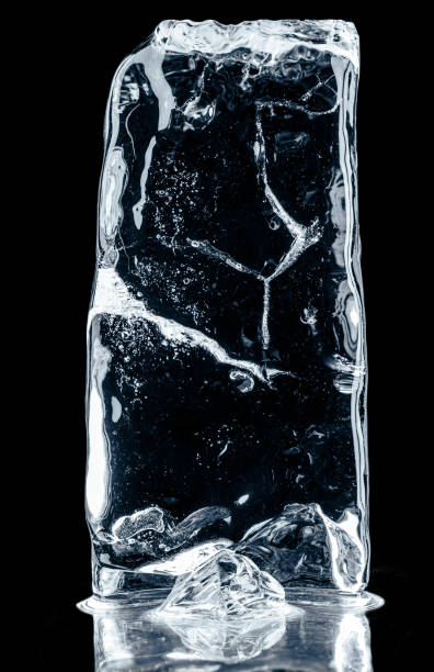blocco di ghiaccio naturale cristallino con bolle d'aria e crepe sulla superficie riflettente nera - frost ice crystal winter macro foto e immagini stock