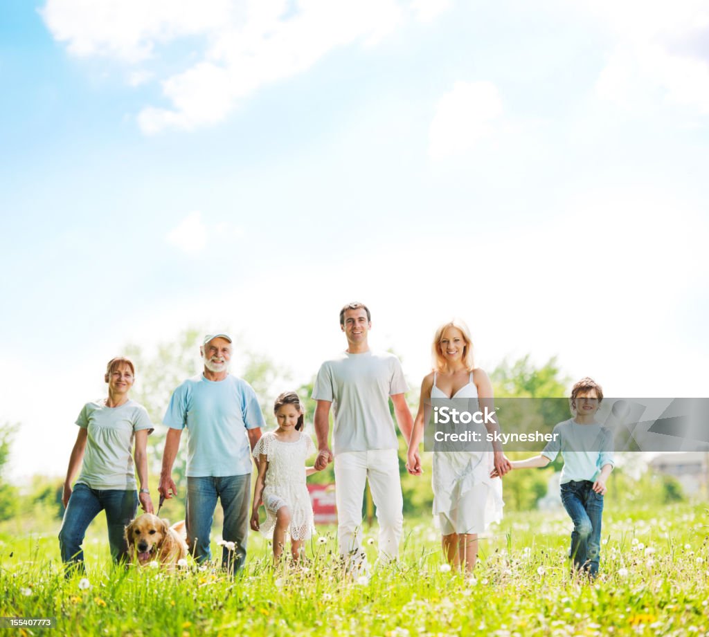 Большая семья с бабушкой и дедушкой на прогулку в парк. - Стоковые фото Семья роялти-фри