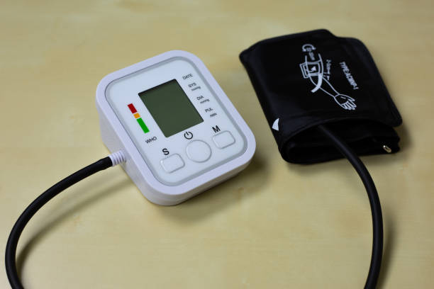 istock Device for measuring pressure at home isolated 1554087801