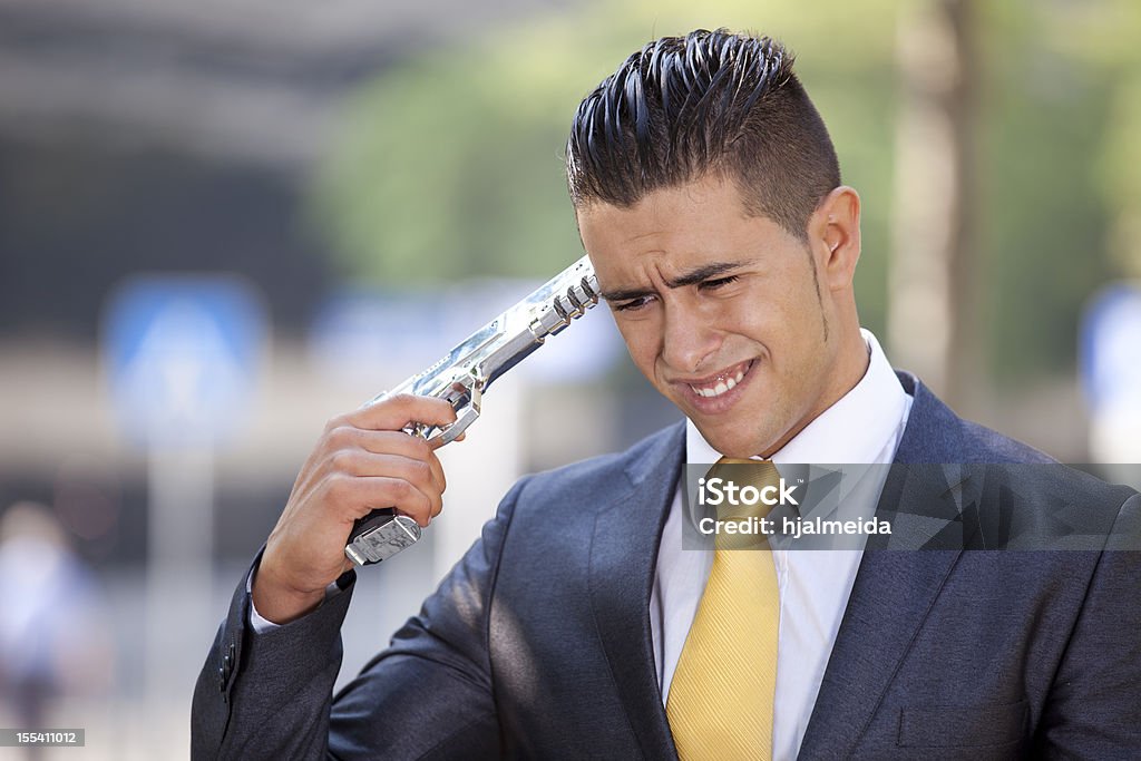 Homme d'affaires visant un pistolet sur sa tête - Photo de Adulte libre de droits