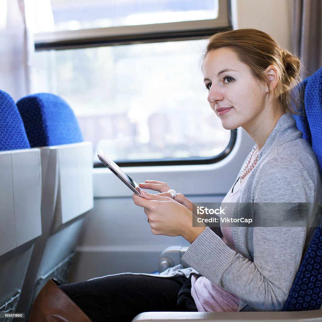 Junge Frau mit Ihrem tablet computer, während Sie mit dem Zug - Lizenzfrei Attraktive Frau Stock-Foto