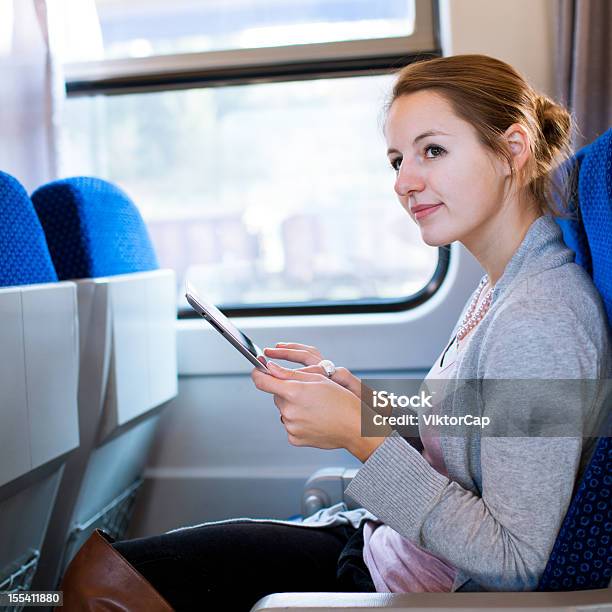 Junge Frau Mit Ihrem Tablet Computer Während Sie Mit Dem Zug Stockfoto und mehr Bilder von Attraktive Frau