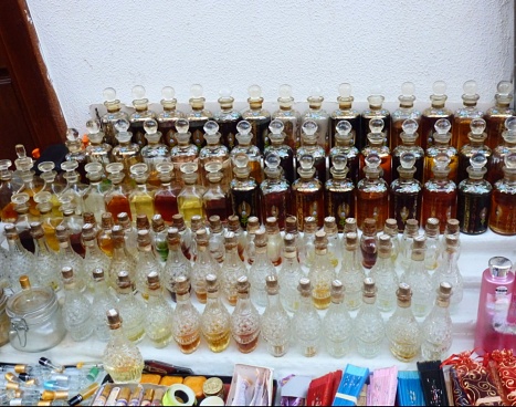 In Ankara I found this market stall full of bottles with different kinds of fragrances. The sweet smell attracted many ladies for a try out of a couple of fragrances.