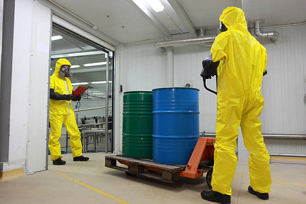 fässer mit chemikalien lieferung in fabrik - medical waste stock-fotos und bilder