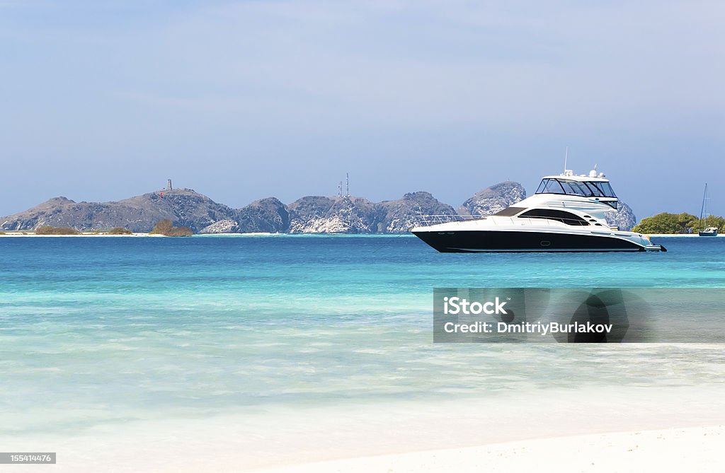 Yate de lujo en la playa - Foto de stock de Caribe libre de derechos