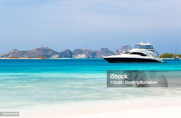 Yate De Lujo En La Playa Foto de stock y más banco de imágenes de Caribe - Caribe, Yate, Secreto