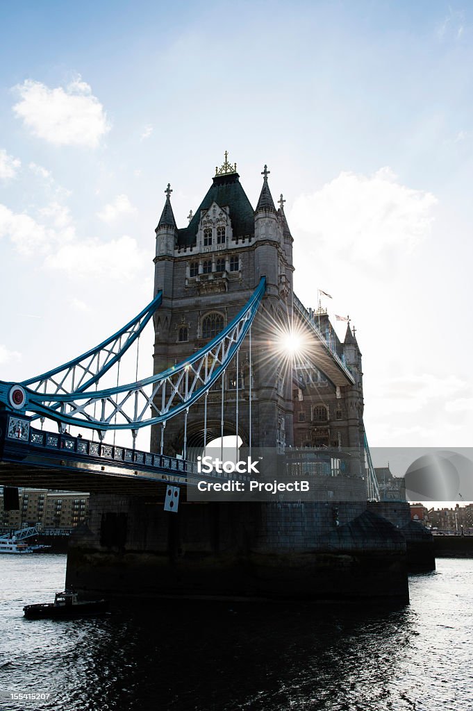 Sole splende attraverso il London Tower bridge - Foto stock royalty-free di Ambientazione esterna
