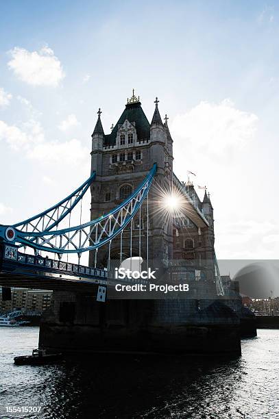 Sole Splende Attraverso Il London Tower Bridge - Fotografie stock e altre immagini di Ambientazione esterna - Ambientazione esterna, Capitali internazionali, Città