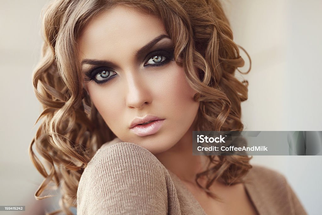 Linda mulher com cosméticos e estilo de Cabelo - Royalty-free 20-24 Anos Foto de stock