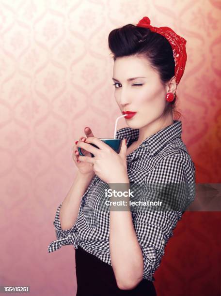 빈티지 커피 시간 마시기에 대한 스톡 사진 및 기타 이미지 - 마시기, 복고풍, 젊은 여자