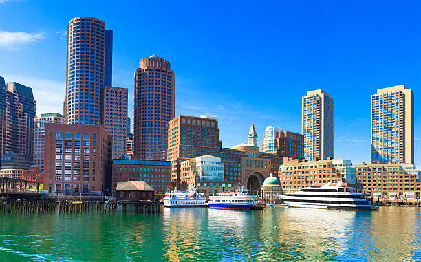 vista de los edificios de boston, massachusetts - boston harbor fotografías e imágenes de stock