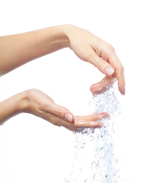 крупным планом ниццы мокрой рукой - human leg women shower water стоковые фото и изображения