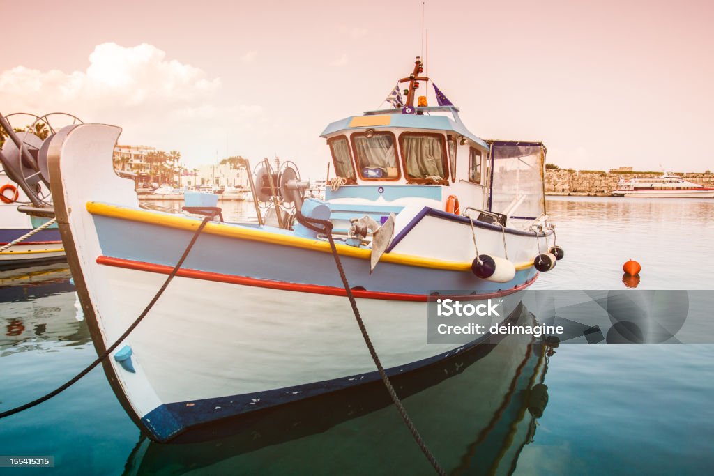 Bateau sur le ponton - Photo de Chalutier libre de droits